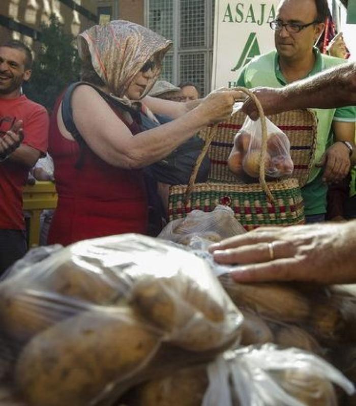 Agricultores reparten 10.000 kilos de fruta en Madrid en protesta por el veto de Rusia