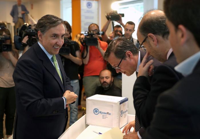 Aznar avisa: "Si el PP no se refunda, dejará de ser opción de gobierno"
