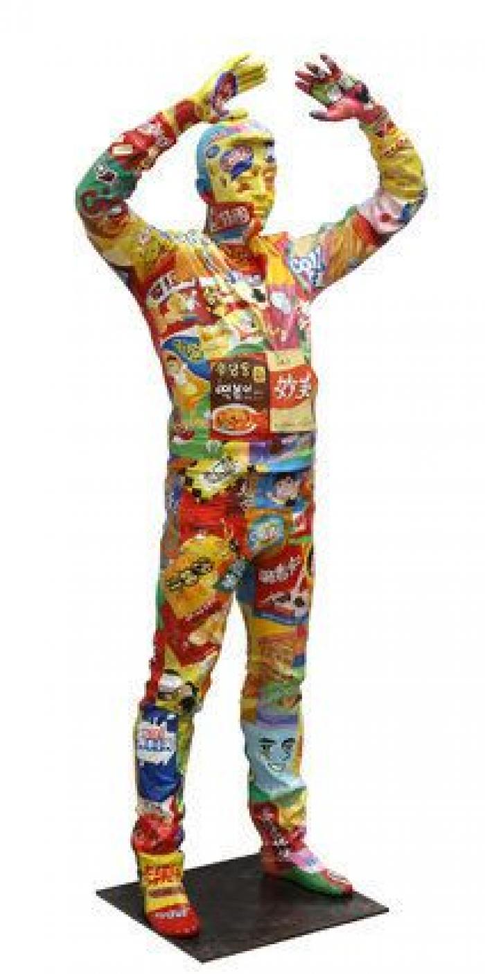 Liu Bolin, el artista que se esconde entre sus obras (FOTOS)