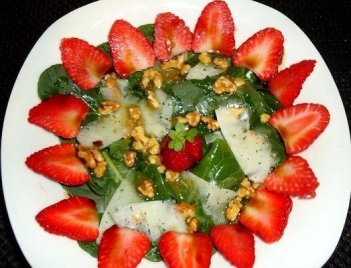 Comer en época de fresas: cómo incorporar esta fruta a tus recetas