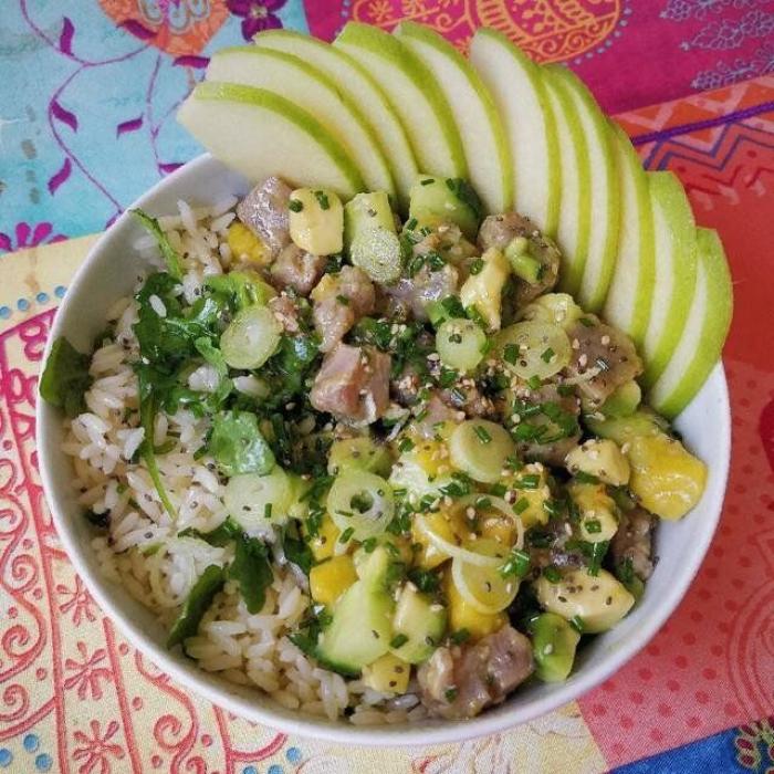 Langostinos nikkei a la robata, pico de gallo, lima y aceite de hierbas