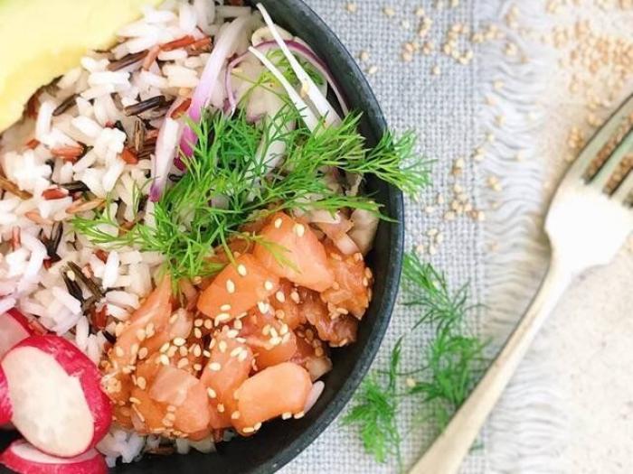 Langostinos nikkei a la robata, pico de gallo, lima y aceite de hierbas