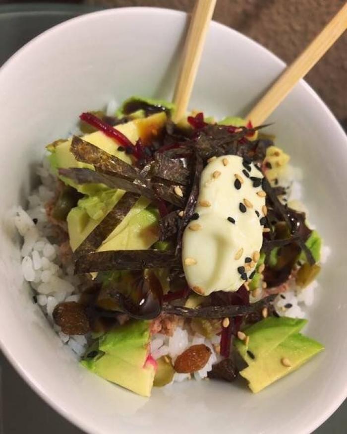 Langostinos nikkei a la robata, pico de gallo, lima y aceite de hierbas