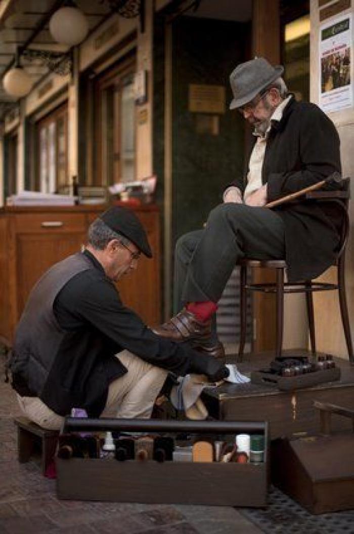 Un limpiabotas de Málaga regala cuentas de Twitter clave a ciudades