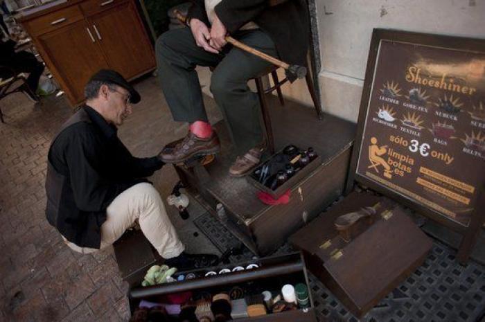 Un limpiabotas de Málaga regala cuentas de Twitter clave a ciudades