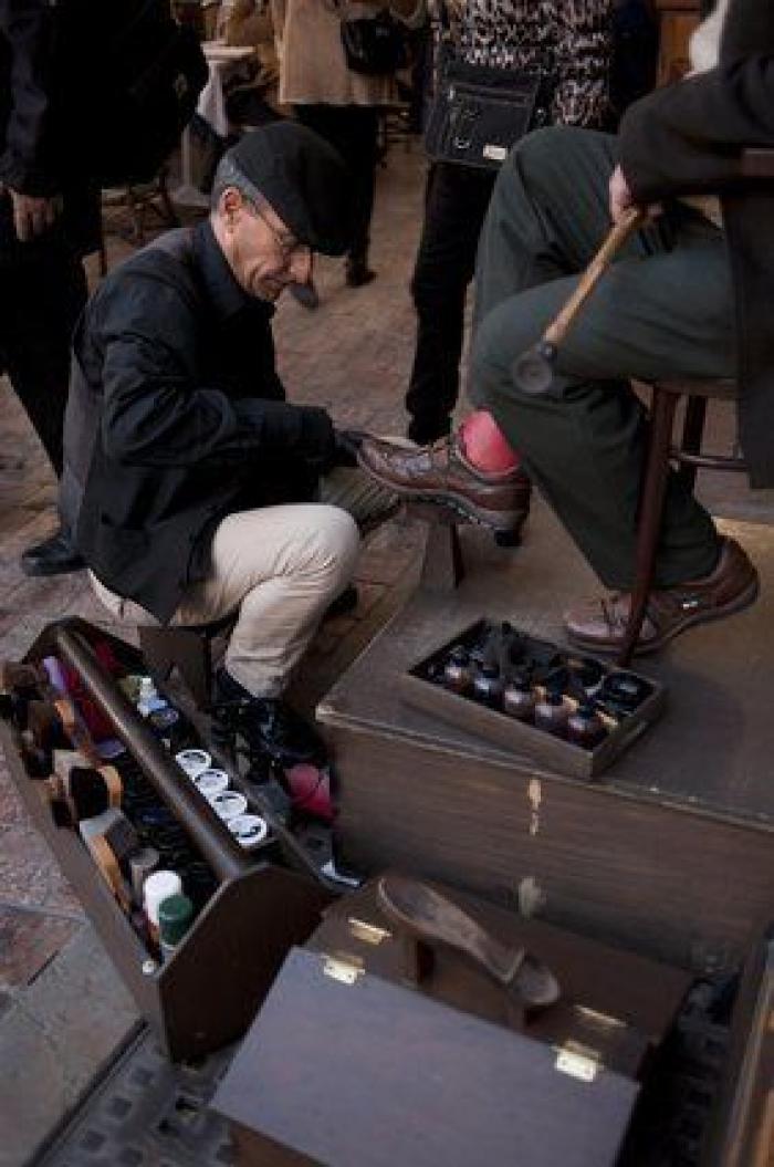 Un limpiabotas de Málaga regala cuentas de Twitter clave a ciudades