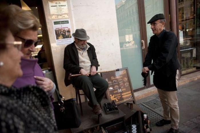 Un limpiabotas de Málaga regala cuentas de Twitter clave a ciudades