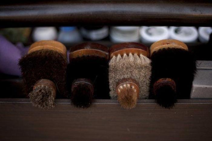 Un limpiabotas de Málaga regala cuentas de Twitter clave a ciudades