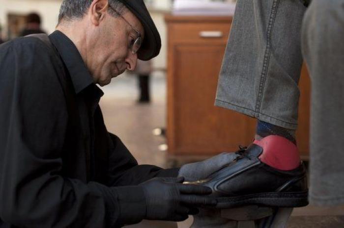 Un limpiabotas de Málaga regala cuentas de Twitter clave a ciudades