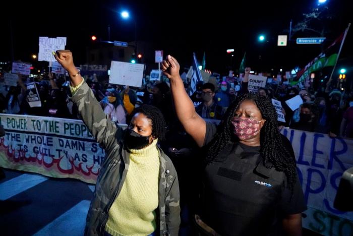 Decenas de detenidos en las protestas contra Trump en Nueva York y Mineápolis