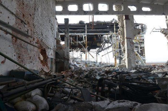 El aeropuerto de Donetsk, reducido a una carcasa calcinada tras meses de bombardeos