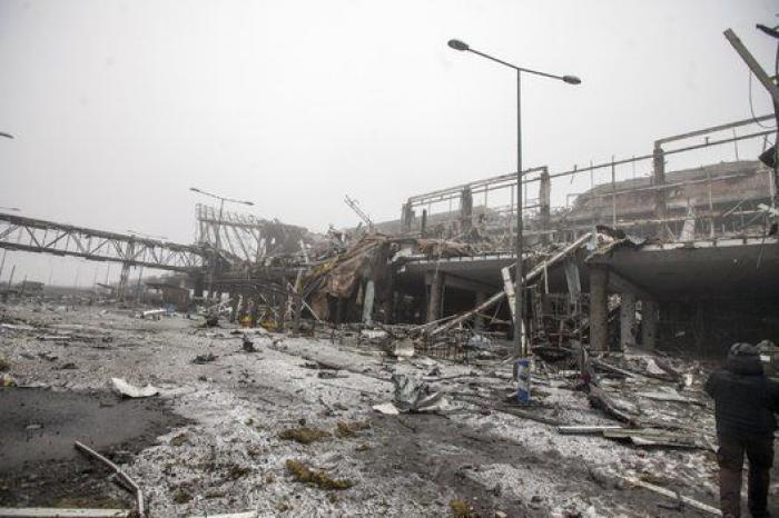 El aeropuerto de Donetsk, reducido a una carcasa calcinada tras meses de bombardeos