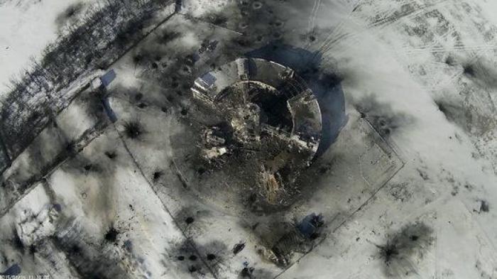 El aeropuerto de Donetsk, reducido a una carcasa calcinada tras meses de bombardeos