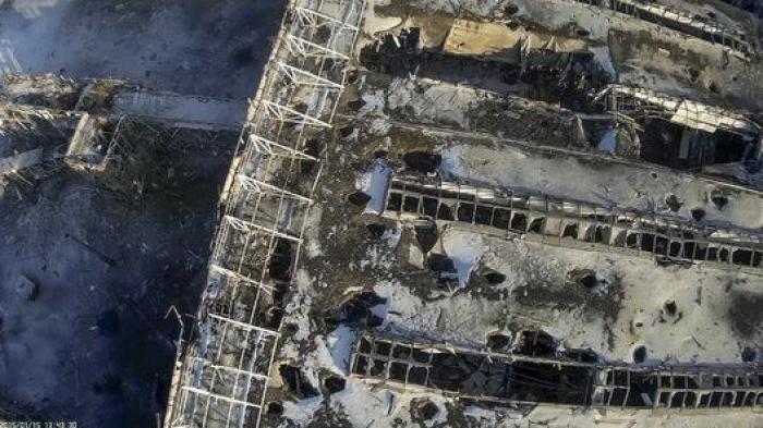 El aeropuerto de Donetsk, reducido a una carcasa calcinada tras meses de bombardeos