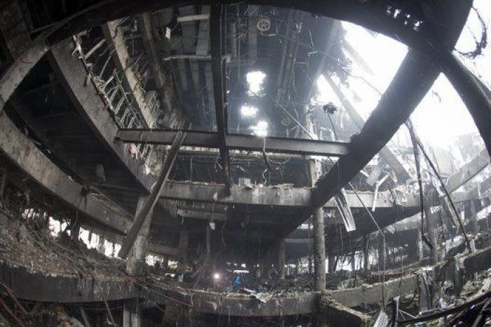 El aeropuerto de Donetsk, reducido a una carcasa calcinada tras meses de bombardeos