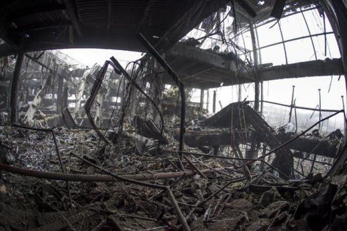 El aeropuerto de Donetsk, reducido a una carcasa calcinada tras meses de bombardeos