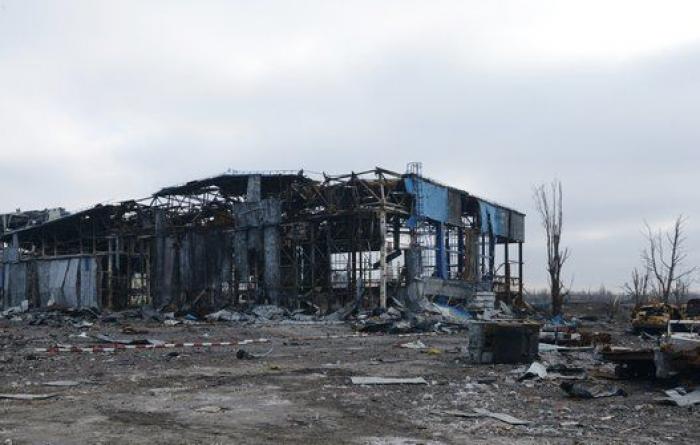 El aeropuerto de Donetsk, reducido a una carcasa calcinada tras meses de bombardeos