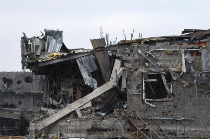 El aeropuerto de Donetsk, reducido a una carcasa calcinada tras meses de bombardeos