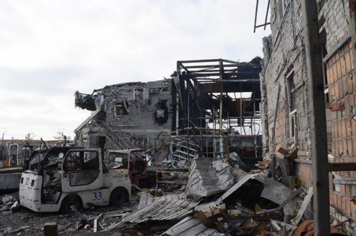 El aeropuerto de Donetsk, reducido a una carcasa calcinada tras meses de bombardeos
