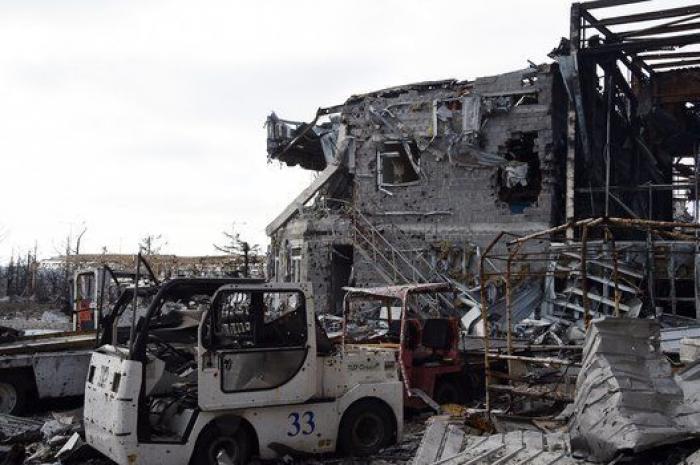El aeropuerto de Donetsk, reducido a una carcasa calcinada tras meses de bombardeos