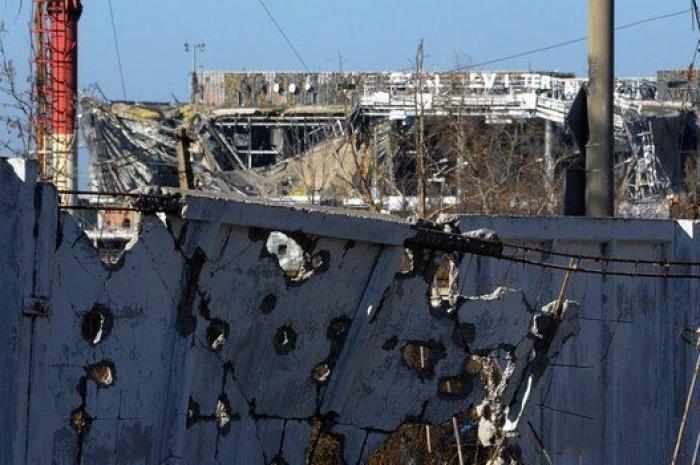 El aeropuerto de Donetsk, reducido a una carcasa calcinada tras meses de bombardeos