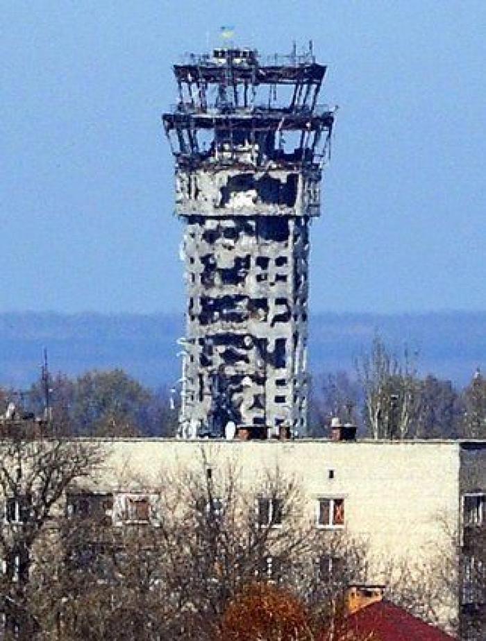 El aeropuerto de Donetsk, reducido a una carcasa calcinada tras meses de bombardeos