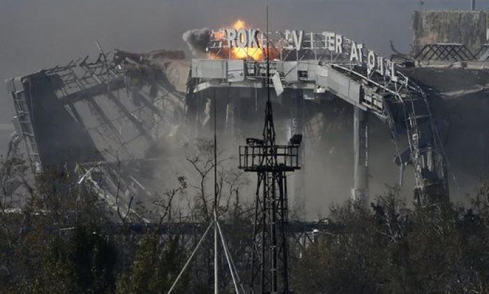 El aeropuerto de Donetsk, reducido a una carcasa calcinada tras meses de bombardeos