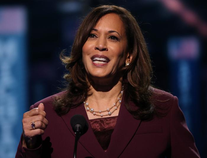 Kamala Harris, una vicepresidenta en Converse y perlas