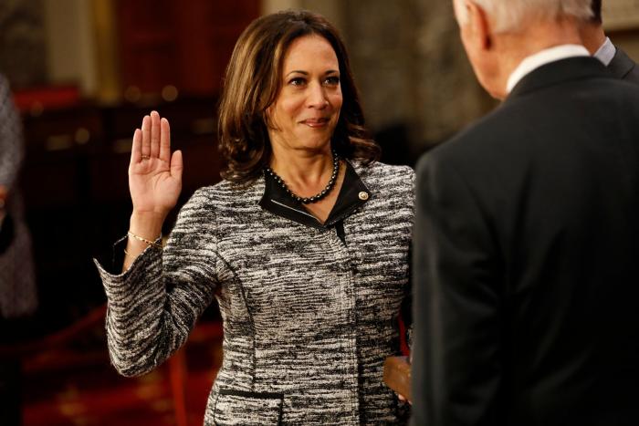 Kamala Harris, una vicepresidenta en Converse y perlas