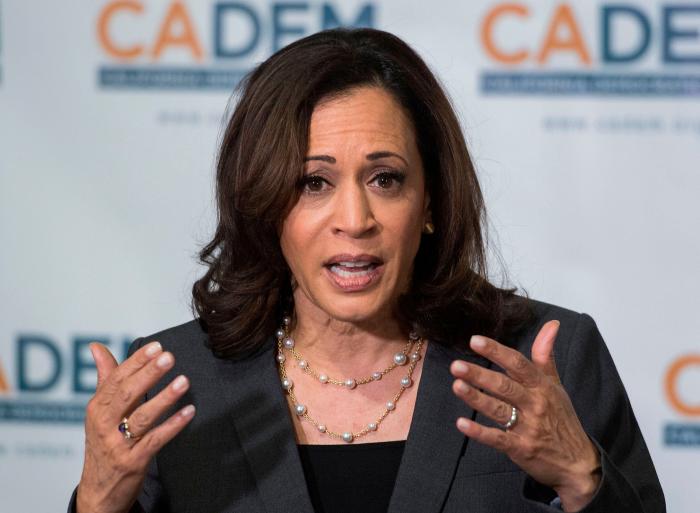 Kamala Harris, una vicepresidenta en Converse y perlas