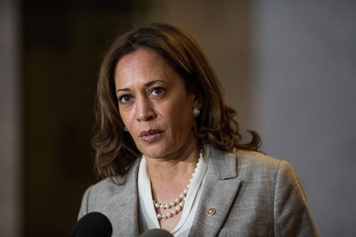 Kamala Harris, una vicepresidenta en Converse y perlas