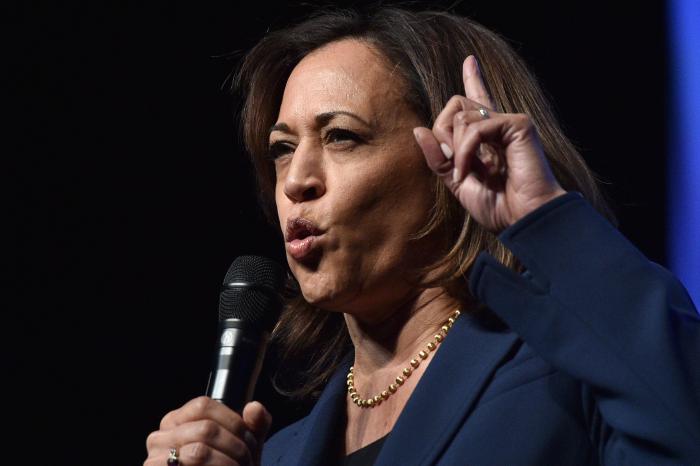 Kamala Harris, una vicepresidenta en Converse y perlas