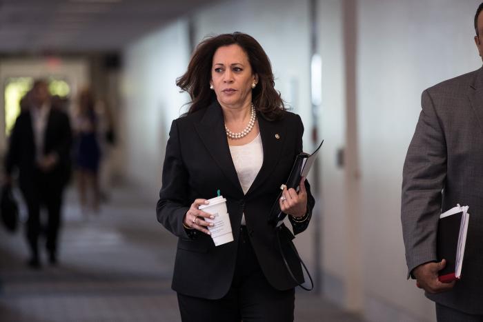Kamala Harris, una vicepresidenta en Converse y perlas