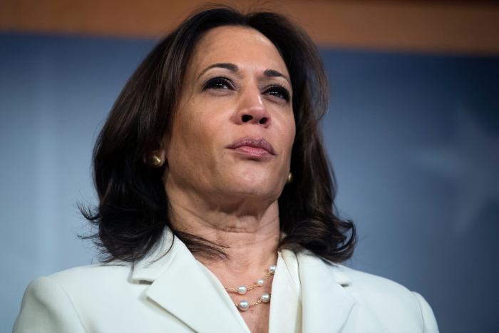 Kamala Harris, una vicepresidenta en Converse y perlas