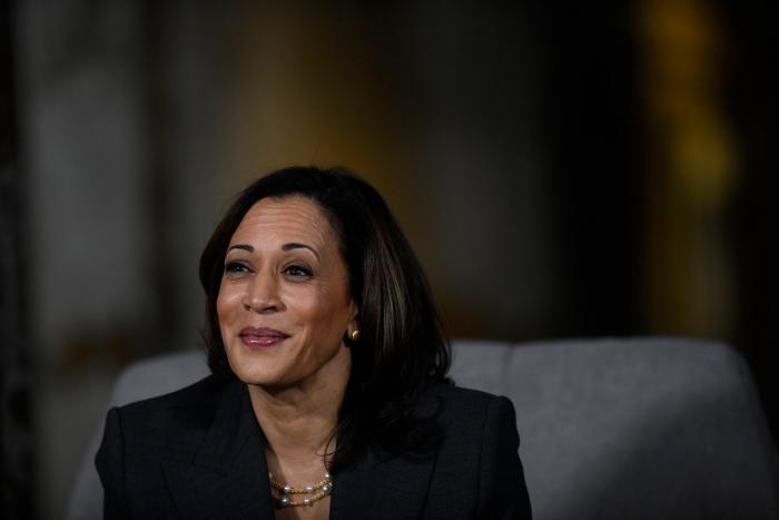Kamala Harris, una vicepresidenta en Converse y perlas