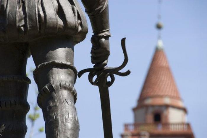 El intercambio de tuits de Pérez-Reverte y Anabel Alonso: "Consigue usted que la expresión suene más grosera"