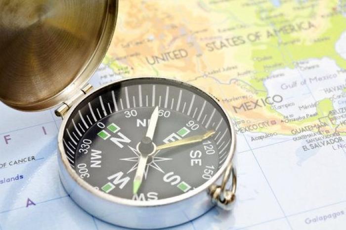 El intercambio de tuits de Pérez-Reverte y Anabel Alonso: "Consigue usted que la expresión suene más grosera"