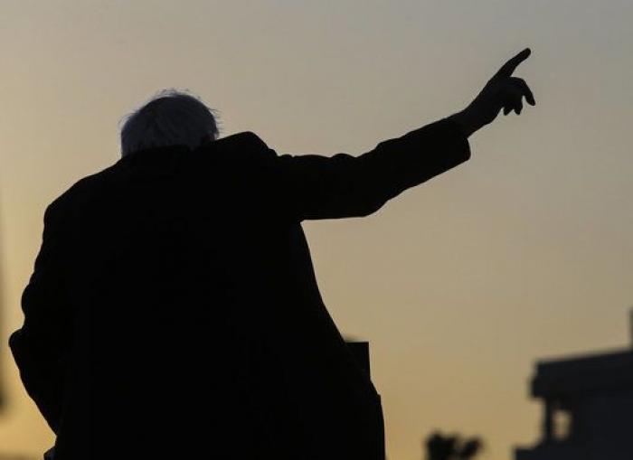 El intercambio de tuits de Pérez-Reverte y Anabel Alonso: "Consigue usted que la expresión suene más grosera"