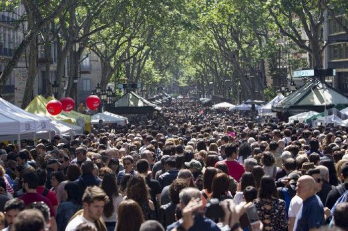 Cataluña recupera su Sant Jordi, "el mejor día del año"