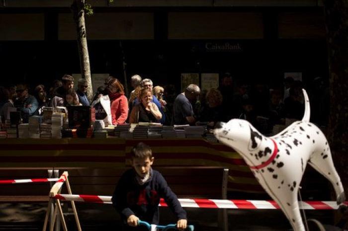 Cataluña recupera su Sant Jordi, "el mejor día del año"