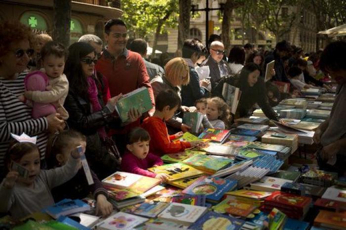Cataluña recupera su Sant Jordi, "el mejor día del año"