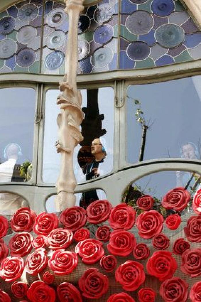 Cataluña recupera su Sant Jordi, "el mejor día del año"