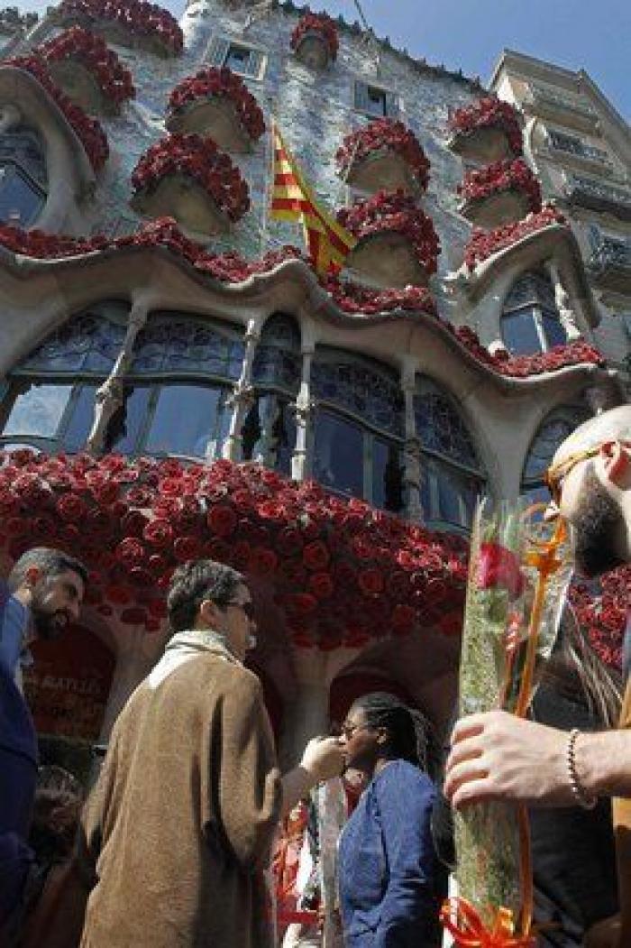 Cataluña recupera su Sant Jordi, "el mejor día del año"