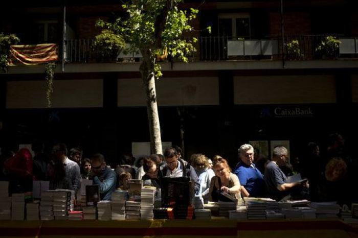 Cataluña recupera su Sant Jordi, "el mejor día del año"