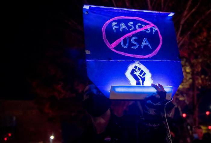 El peligro de que la gente saque las armas es real, y Trump lo está alentando