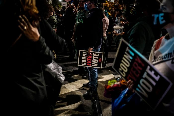 El peligro de que la gente saque las armas es real, y Trump lo está alentando