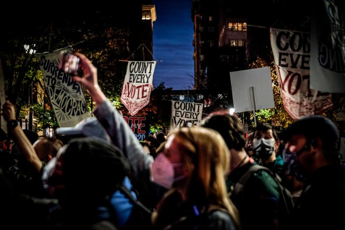 El peligro de que la gente saque las armas es real, y Trump lo está alentando