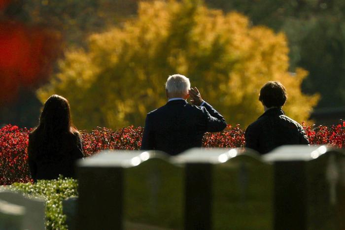 Biden recibe la vacuna de la covid en público: "No hay de qué preocuparse"