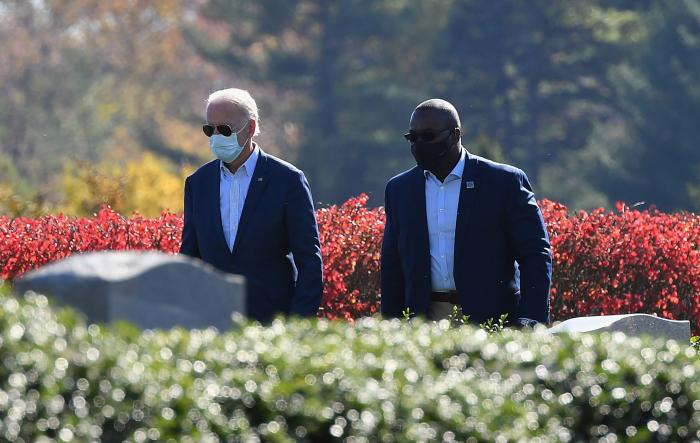 Biden recibe la vacuna de la covid en público: "No hay de qué preocuparse"