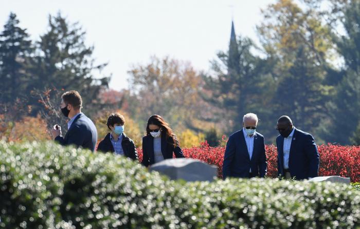 Biden recibe la vacuna de la covid en público: "No hay de qué preocuparse"